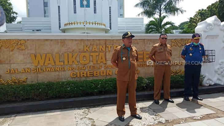 Wali Kota Cirebon Nashrudin Azis memimpin langsung penyemprotan desinfektan. (Foto: MP/Mauritz)