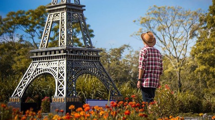 Merapi Park, Destinasi Ideal untuk Selfie di Depan Menara Eiffel