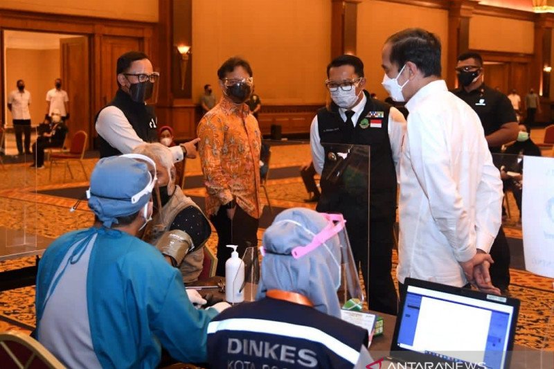 Presiden Joko Widodo meninjau pelaksanaan vaksinasi COVID-19 di Gedung Puri Begawan Kota Bogor (ANTARA)