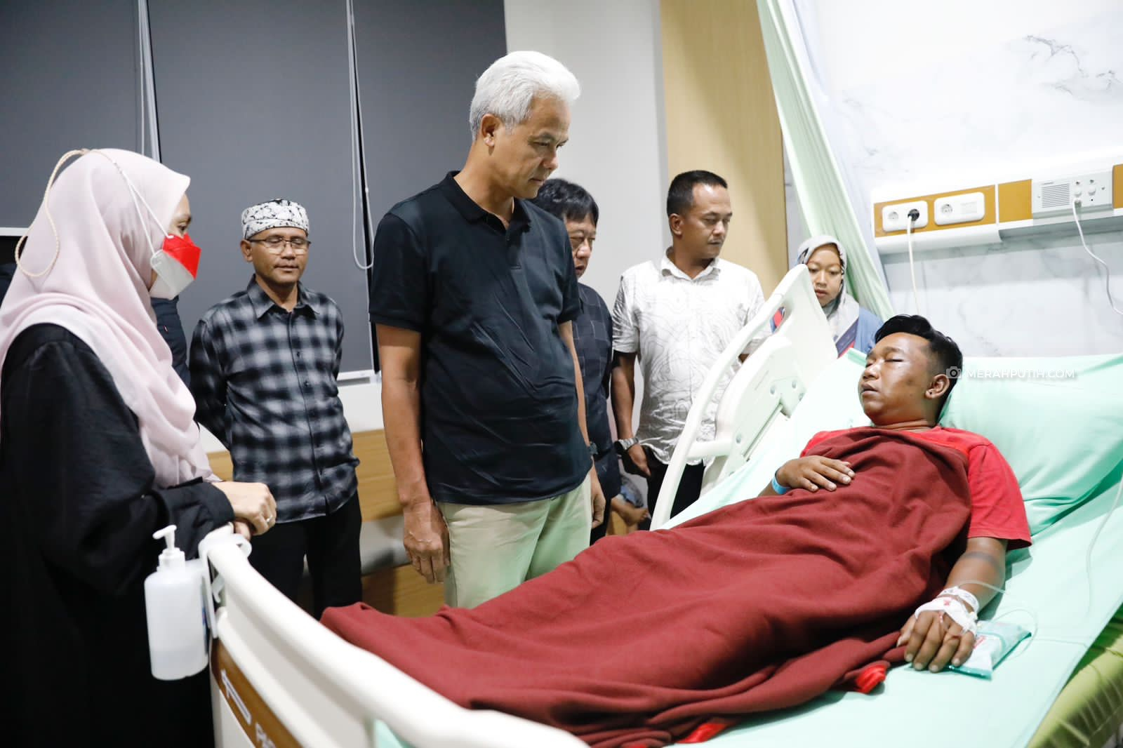 Jenguk Relawan Korban Penganiayaan, Ganjar Ingatkan Tidak Main Hakim Sendiri