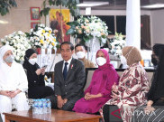 Presiden Jokowi dan Ibu Iriana Takziah ke Rumah Duka Tjahjo Kumolo