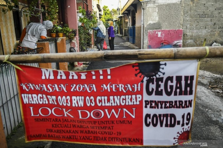 Petugas memberikan paket bahan pangan ke warga yang menjalani isolasi mandiri di Jalan As-Syafiiyah, Cipayung, Jakarta, Jumat (28/5/2021). ANTARA FOTO/Galih Pradipta/foc.