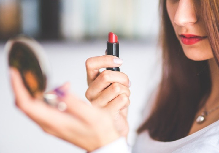 Ingin Terlihat 'Stylish'? Intip Warna Lipstik Favorit para Pencinta 'Fashion'
