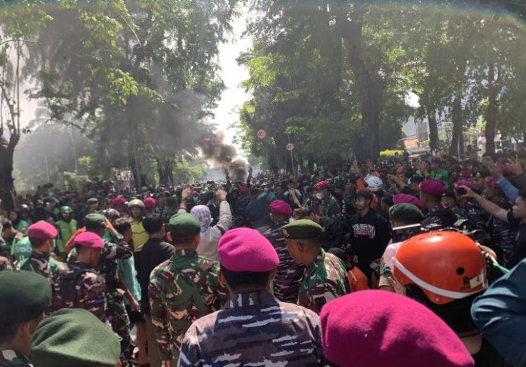 Bentrokan Pecah Lagi di Mako Brimob Kwitang, Pasukan Marinir Diterjunkan Lobi Massa Pengepung