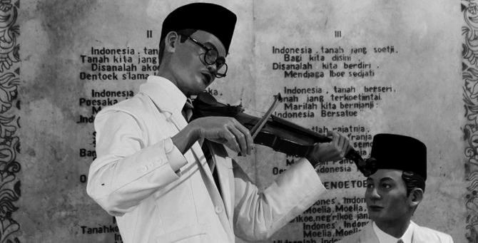 Diorama WR Supratman saat menggesek biola melagukan Indonesia Raya. (Foto brilio)
