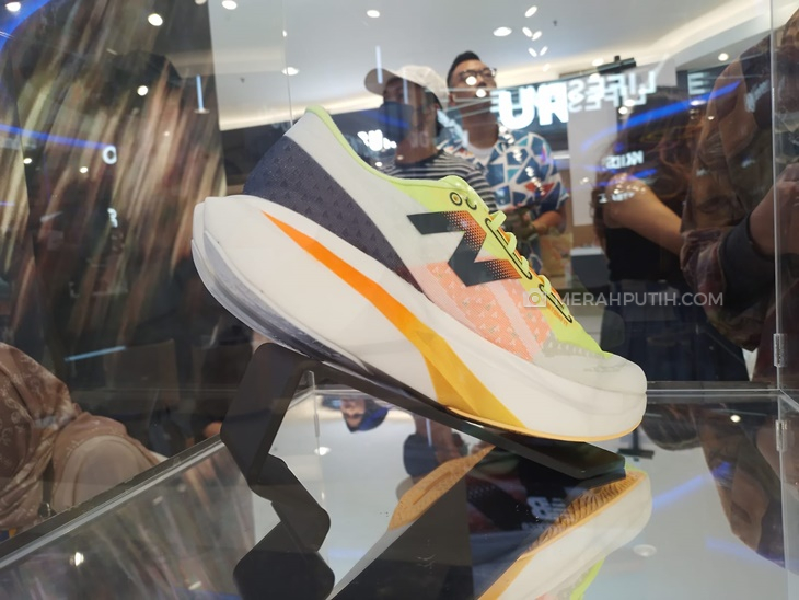 New Balance Luncurkan Sepatu FuelCell SuperComp Elite v4, Bikin Lari Makin Nyaman