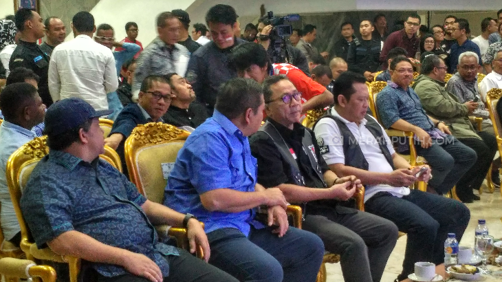 Nobar Piala Dunia, Ketua DPR/MPR dan DPD Kompak Berpakaian Ala Klub Motor