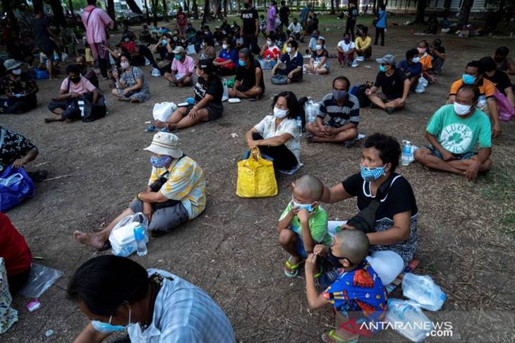 Orang-orang tetap menjaga jarak sementara mereka menunggu makanan gratis di sebuah taman di Bangkok, Thailand, Selasa (21/4/2020). ANTARA FOTO/REUTERS/Athit Perawongmetha/hp/djo