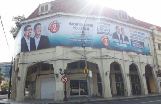 TACB Protes Spanduk Machfud-Mujiaman Tutupi Gedung Cagar Budaya