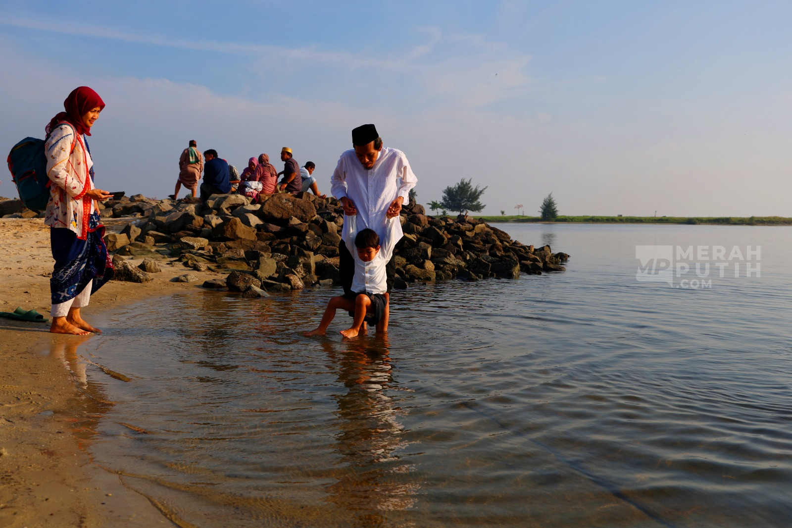 Umat Muslim Rekreasi di Pantai Lagoon Ancol Usai Shalat Iduladha 1447 H