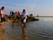 Umat Muslim Rekreasi di Pantai Lagoon Ancol Usai Shalat Iduladha 1447 H
