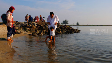 Umat Muslim Rekreasi di Pantai Lagoon Ancol Usai Shalat Iduladha 1447 H