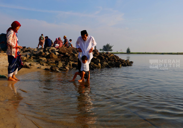 Umat Muslim Rekreasi di Pantai Lagoon Ancol Usai Shalat Iduladha 1447 H