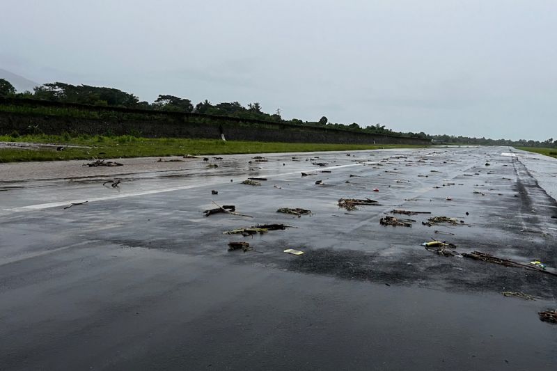 Kebanjiran, Landasan Pacu Bandara Oesman Sidik Ditutup Hingga Besok