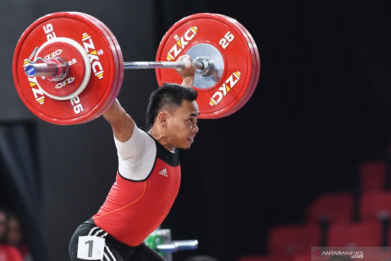 Lifter Indonesia Eko Yuli Irawan mengangkat beban dalam Angkat Besi 61Kg Putra kategori Snatch SEA Games ke-30 di Stadion RSMC Nino Aquino, Manila, Filipina, Senin (2/12/19). Eko Yuli Irawan berhasil mengangkat total beban 309Kg sehingga meraih medali emas. ANTARA FOTO/Nyoman Budhiana