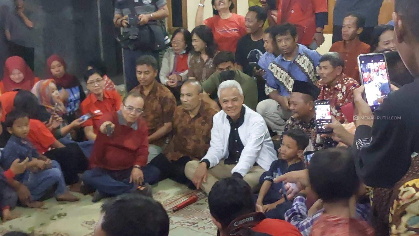 Ganjar Tidur di Rumah Warga di Jateng: Program Saya Bisa Tuntaskan Kemiskinan