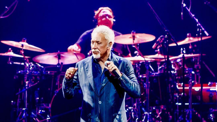 Tom Jones Tunda Tur ke Amerika Serikat, Kenapa?