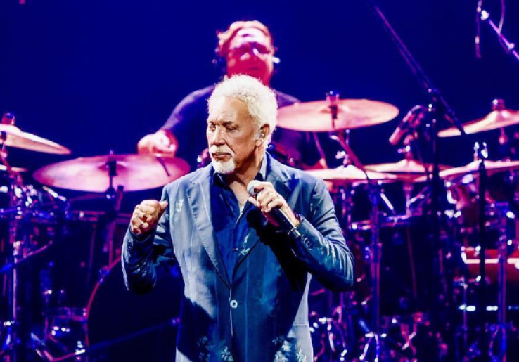 Tom Jones Tunda Tur ke Amerika Serikat, Kenapa?