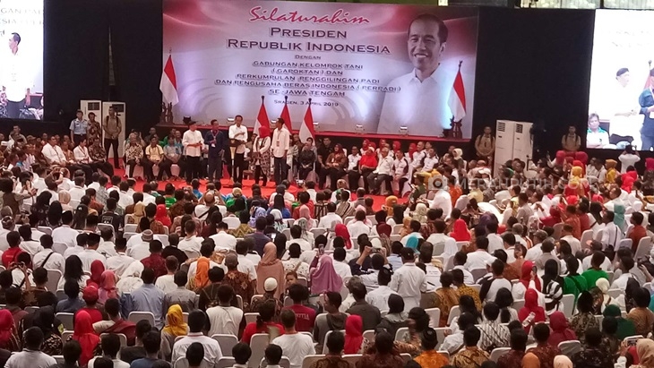 Presiden Jokowi mengadakan kunjungan kerja dengan bertemu ribuan Gapoktan dan Perpadi di GOR Diponegoro, Kabupaten Sragen, Jawa Tengah, Rabu (3/4). (MP/Ismail) 