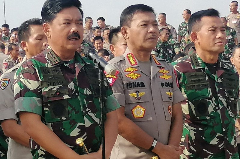 Panglima TNI Marsekal TNI Hadi Tjahjanto saat memberikan keterangan pers di sela-sela Rapim TNI-Polri di Mabes TNI Cilangkap, Jakarta Timur, Selasa (28/1/2020). (Antara Foto/Syaiful Hakim)
