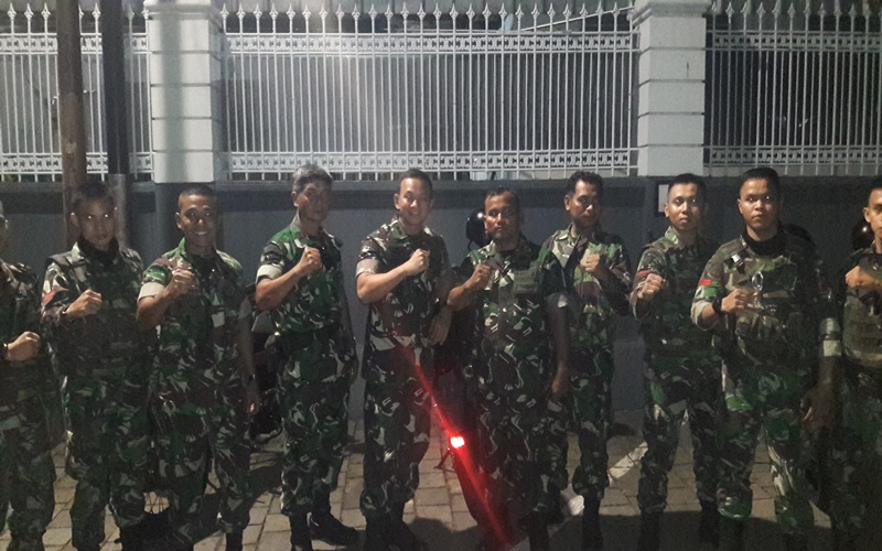 Dandim 0501 Letkol Inf Wahyu Yudhayana bersama personel Kodim Jakarta Pusat