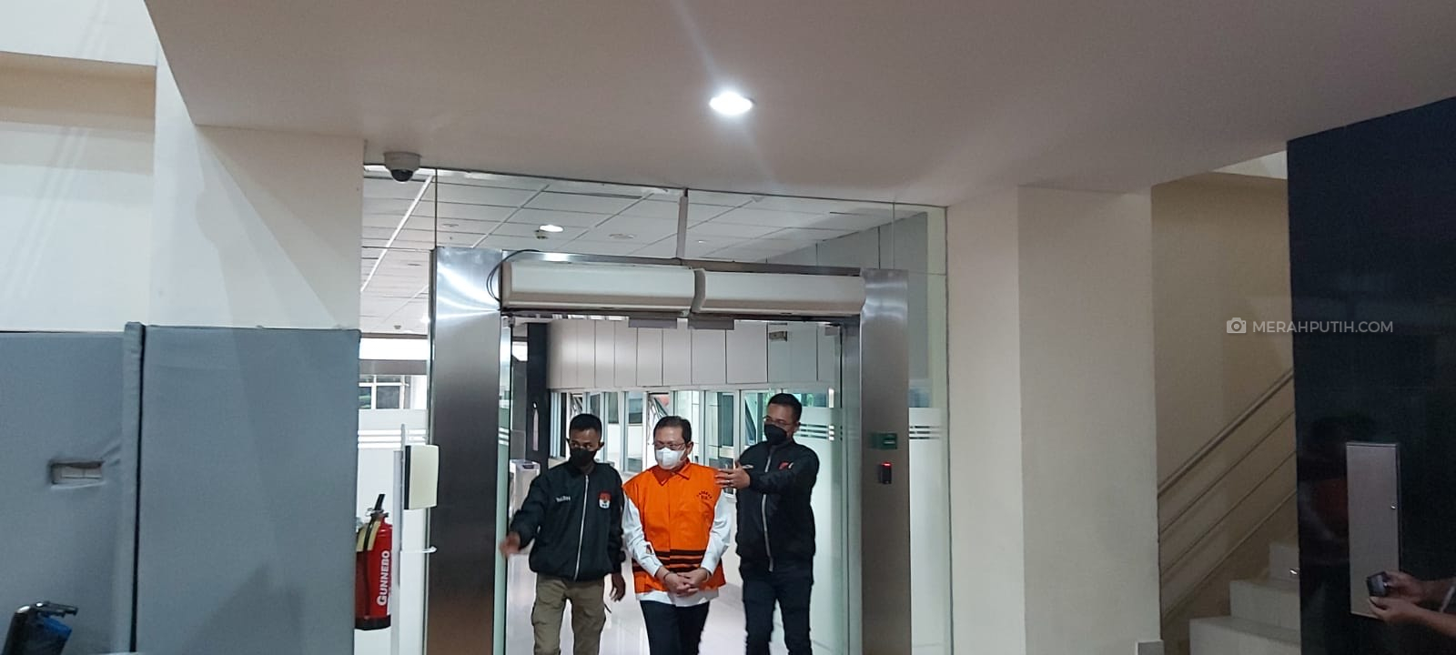KPK Tahan Sekretaris MA Hasbi Hasan