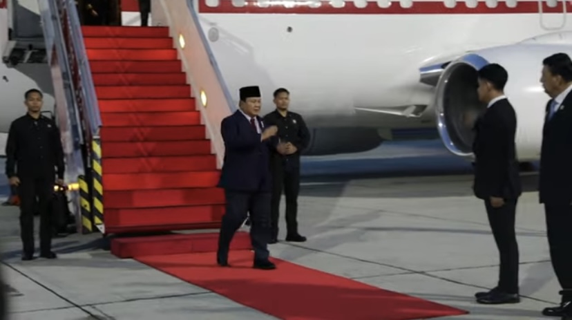 Prabowo Kembali Injakkan Kaki di Tanah Air Bawa Pulang Investasi Rp 294,5 T