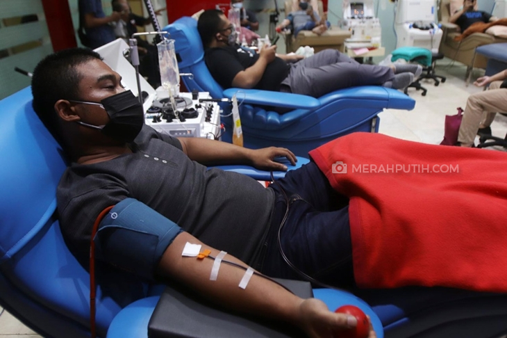 Donor plasma konvalesen di PMI Jatim. (Foto: MP/Budi Lentera)