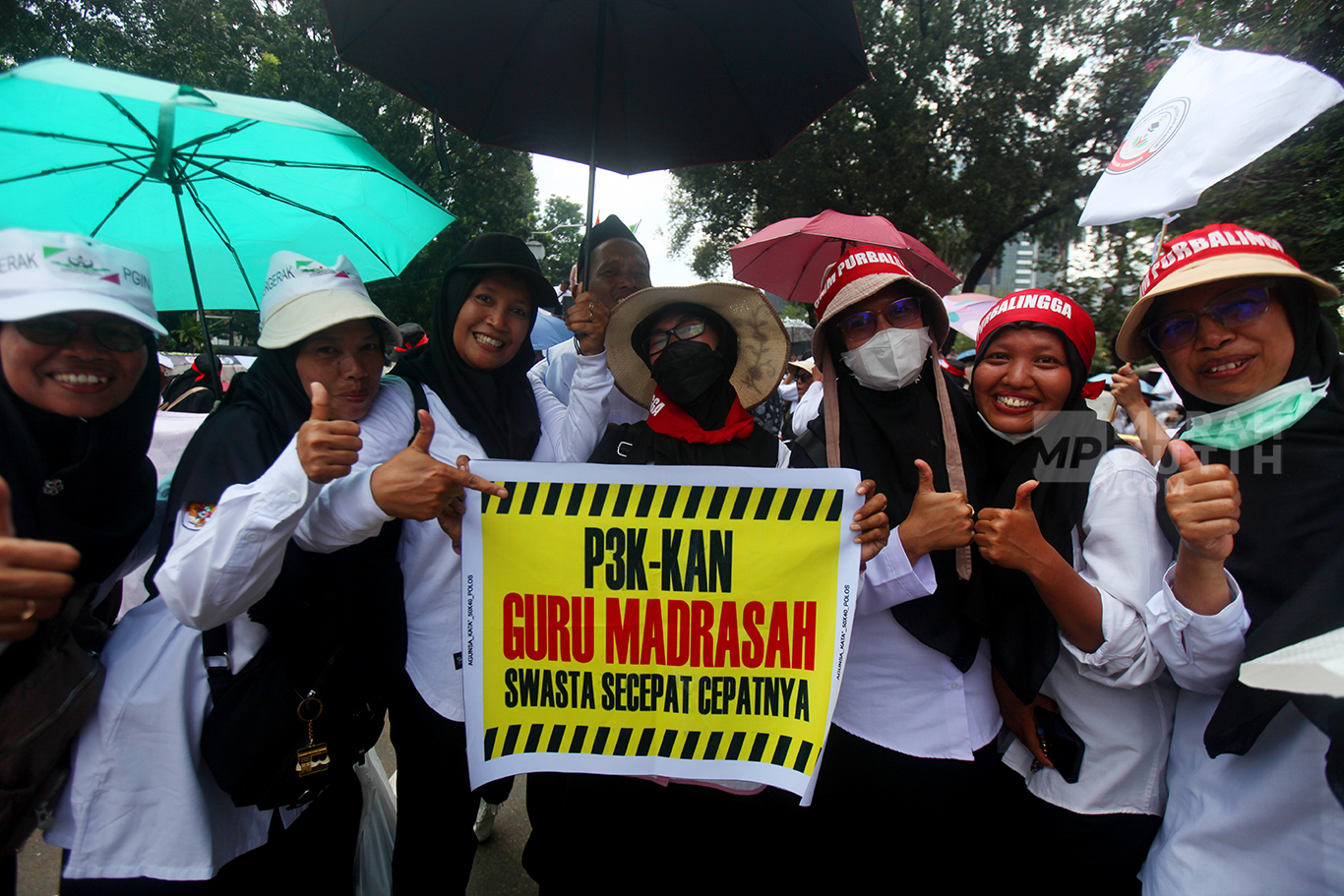 Aksi Demo Guru Madrasah Tuntut Diangkat Jadi PPPK atau ASN di Monas Jakarta