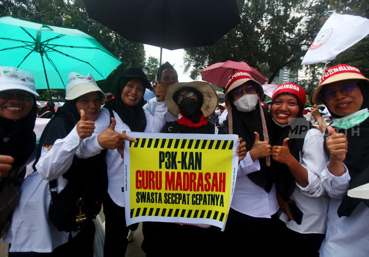 Aksi Demo Guru Madrasah Tuntut Diangkat Jadi PPPK atau ASN di Monas Jakarta