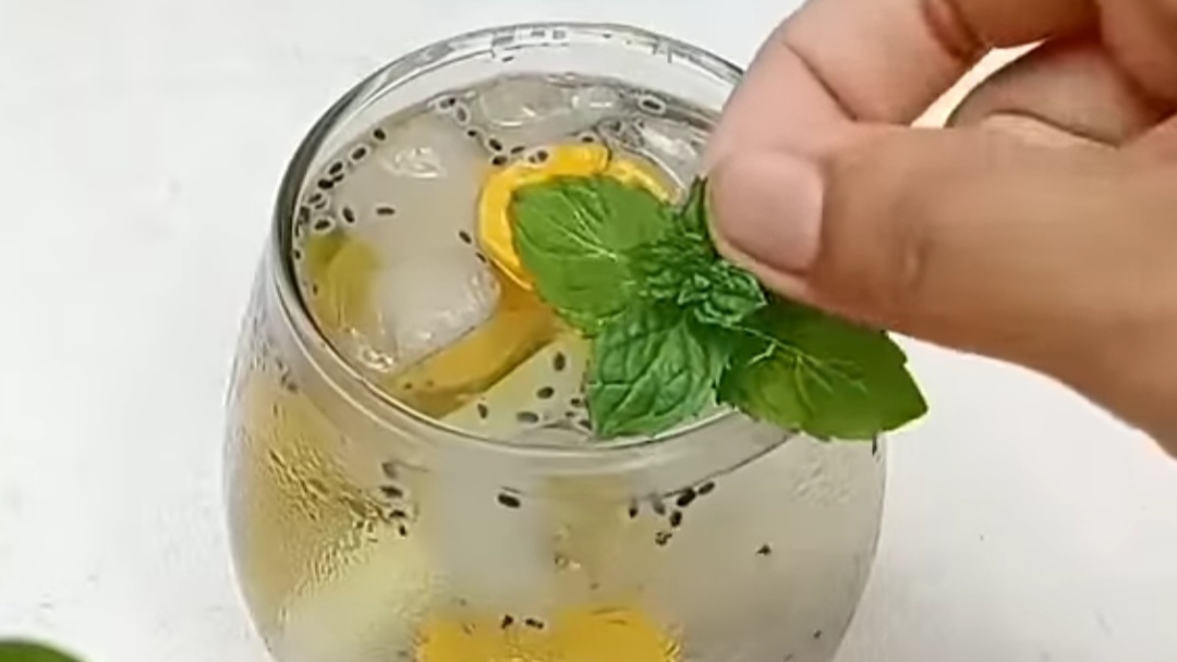 Hempas Dahaga saat Berbuka Puasa dengan Segarnya 'Lemongrass Basil Iced'