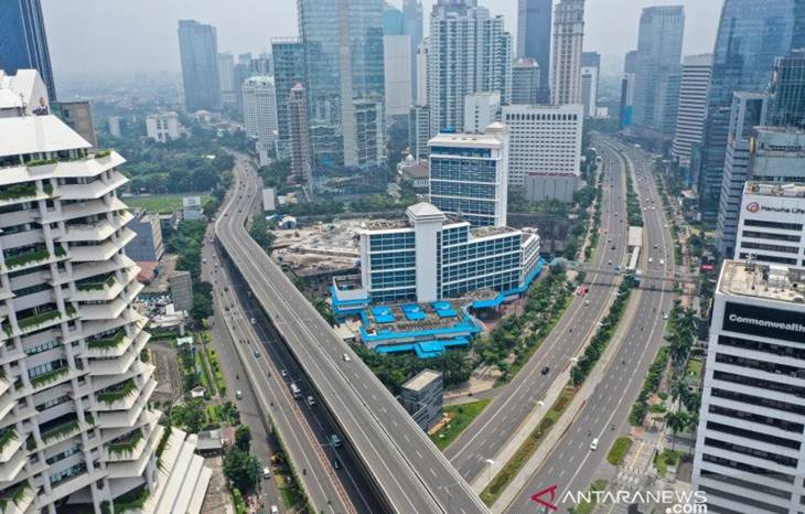 Dokumentasi foto udara situasi lalu-lintas di kawasan Semanggi, Jakarta, Jumat (27/3/2020). ANTARA FOTO/Galih Pradipta