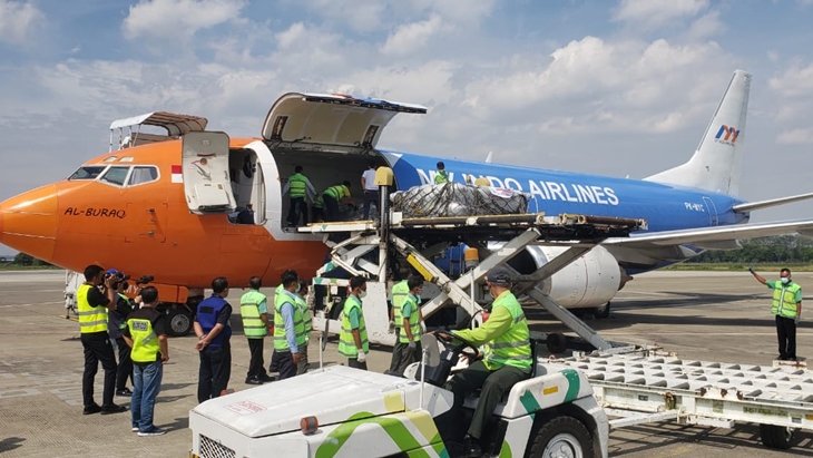 Ratusan Tabung Oksigen dari Singapura Tiba di Bandara Adi Soemarmo