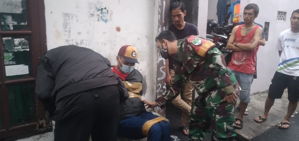 Pecatan Polisi Ditangkap saat Meringsek Masuk ke Rumah Ketua RW di Tanah Abang