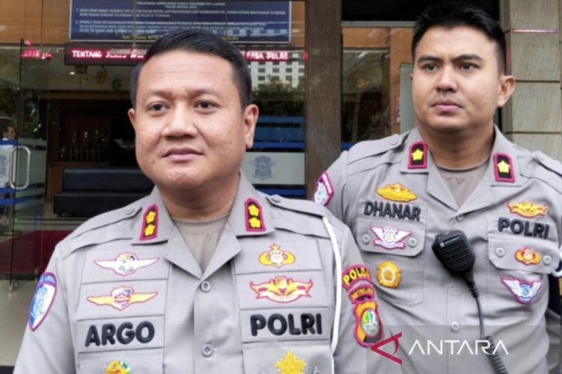 Mabuk Berat! Pria China Tabrak Tiang Listrik Setelah Curi Mobil Polisi di Kawasan Senen