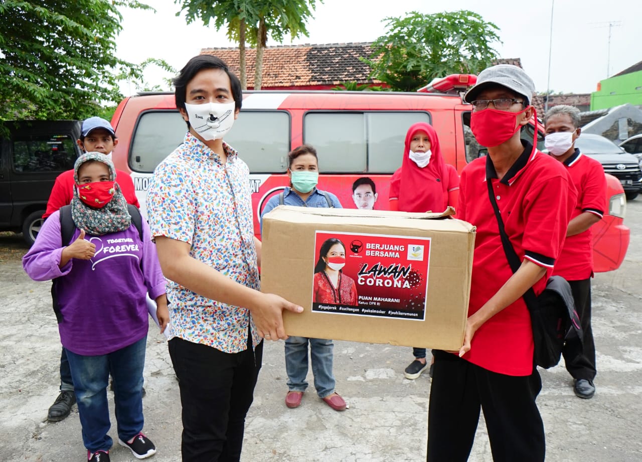 Bakal cawali di Pilwakot Solo dari PDIP, Gibran Rakabuming Raka menyerahkan bantuan APD pada warga. (MP/Ismail)