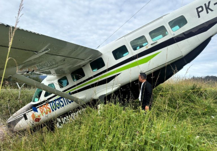 Pesawat Smart Air Berisi 12 Penumpang Tergelincir di Bandara Aminggaru Puncak Papua