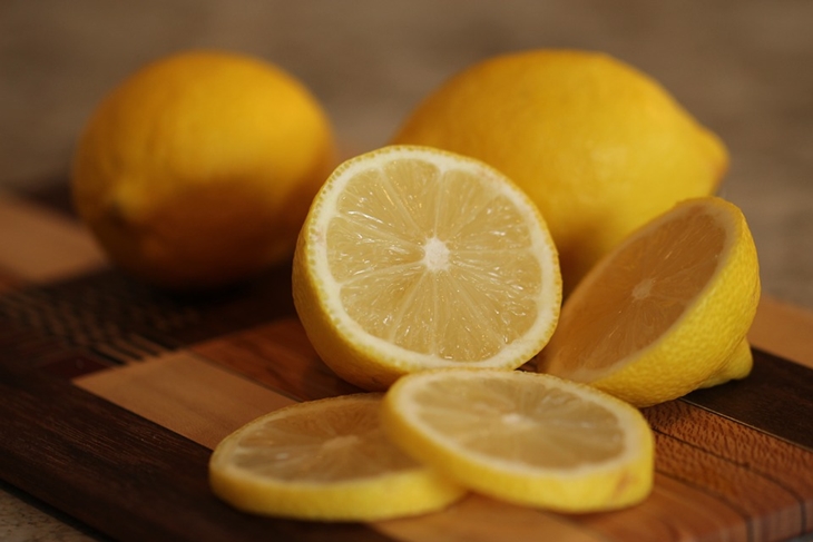 Mencium aroma lemon bisa membuat seseorang merasa lebih langsing. (Foto: Pixabay/MiraCosic)
