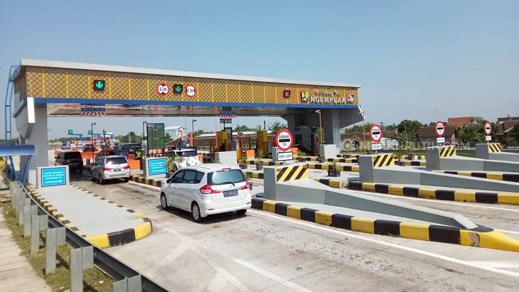 Jumlah kendaraan masuk tol Solo-Ngawi turun drastis akibat larangan mudik, Senin (27/4). (MP/Ismail)
