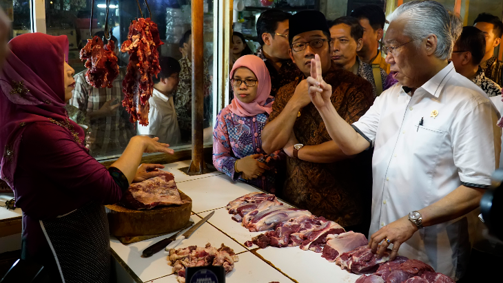 Mendag dan Kang Emil Sidak ke Pasar Kosambi