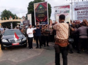 Warga Ende Sambut Kedatangan Presiden Jokowi
