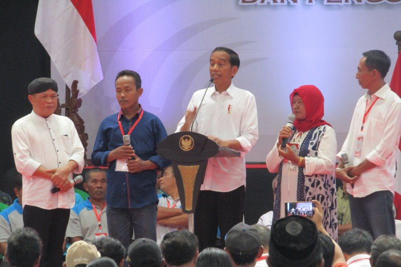 Capres petahana Jokowi bersama masyarakat