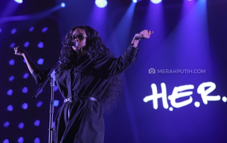Jadi Special Show Hari Pertama Java Jazz Festival 2019, H.E.R Tampil Spektakuler 