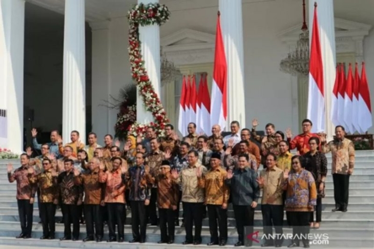 Presiden Jokowi dan Wapres Ma'ruf Amin serta para Menteri Kabinet Indonesia Maju. (Foto: Antara/Desca L Natalia)