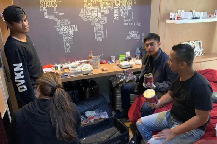 Mantan model Malaysia berinisial DY (kiri bawah) saat penggerebekan oleh Satresnarkoba Polres Metro Jakarta Barat. ANTARA/Fianda Rassat