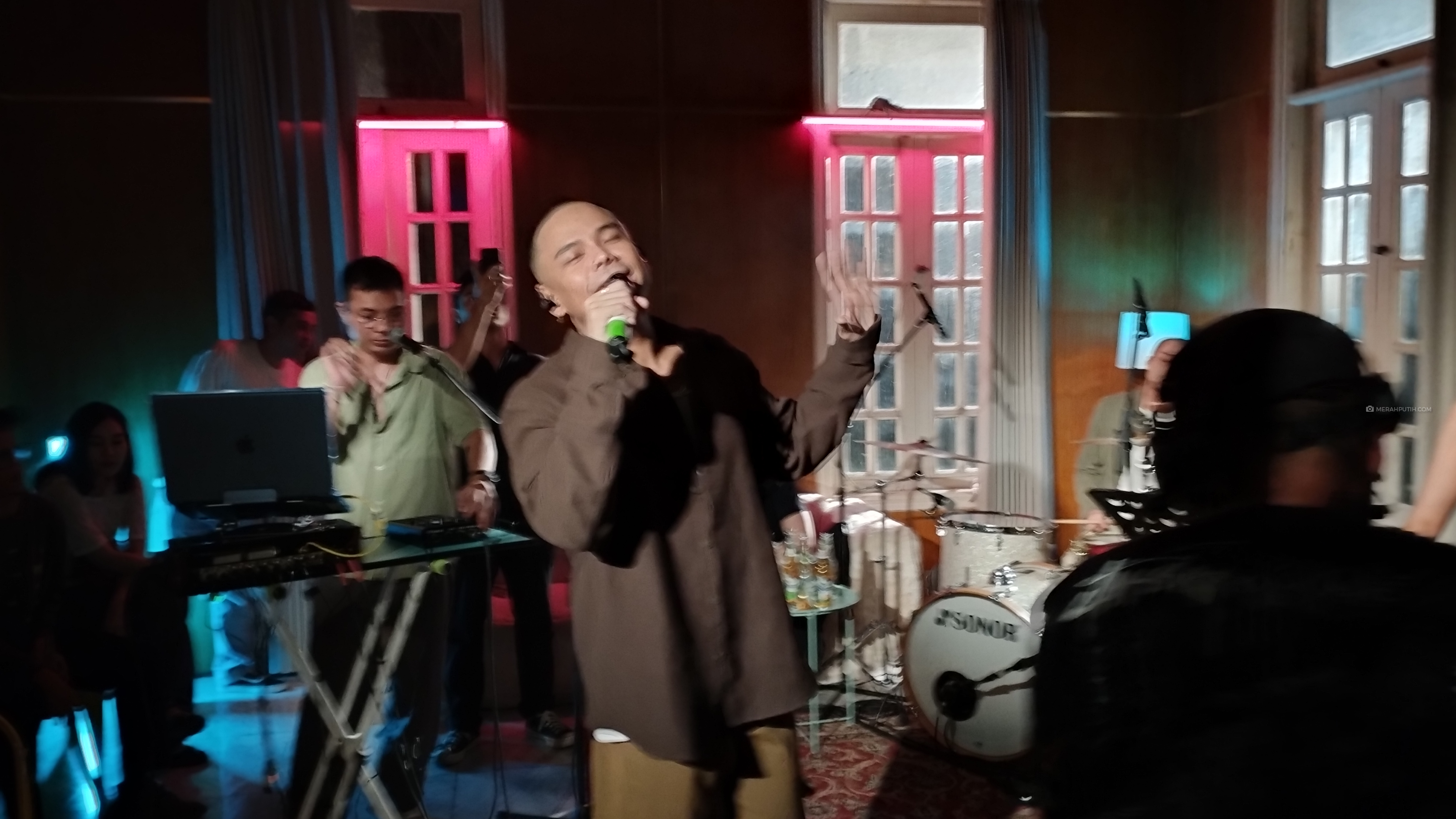 Enam Trek 'Midnight Vibes' Persembahan Teza Sumendra di EP 'Midnight Notion'