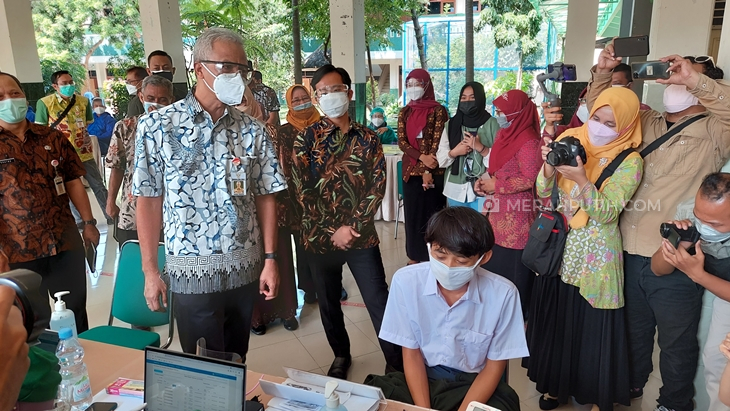 Gubernur Jawa Tengah Ganjar Pranowo meninjau pelaksanaan vaksinasi pelajar di SMAN 3 Solo. (MP/Ismail)