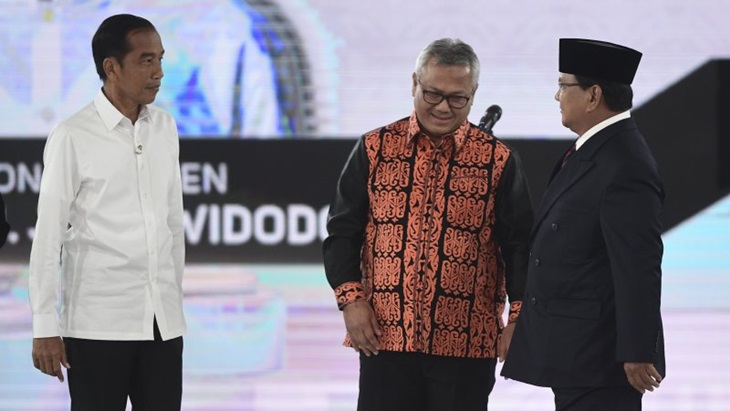 Joko Widodo dan Prabowo Subianto bersama Ketua KPU Arief Budiman di panggung debat capres putaran keempat di Hotel Shangri La, Jakarta, Sabtu (30/3) ANTARA FOTO/Hafidz Mubarak A/pras.
