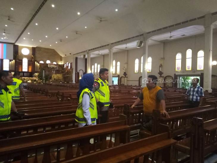  Kapolda Jawa Tengah Irjen (Pol) Rycko Amelza Dahniel (kedua kiri) saat meninjau pengamanan Natal 2019 di Solo, Selasa (24/12). (MP/Ismail)