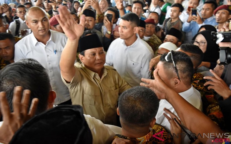 Capres Prabowo disambut massa pendukungnya